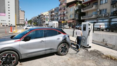 Efeler Belediyesi, kentte uzun yıllardır yaşanan otopark sorununa çözüm üretirken,