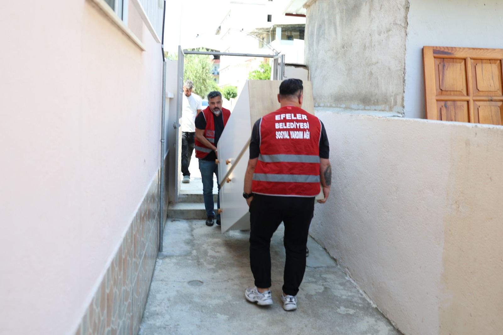Efeler Belediyesi, ihtiyaç sahibi bir aileye çocuk odası takımı desteği