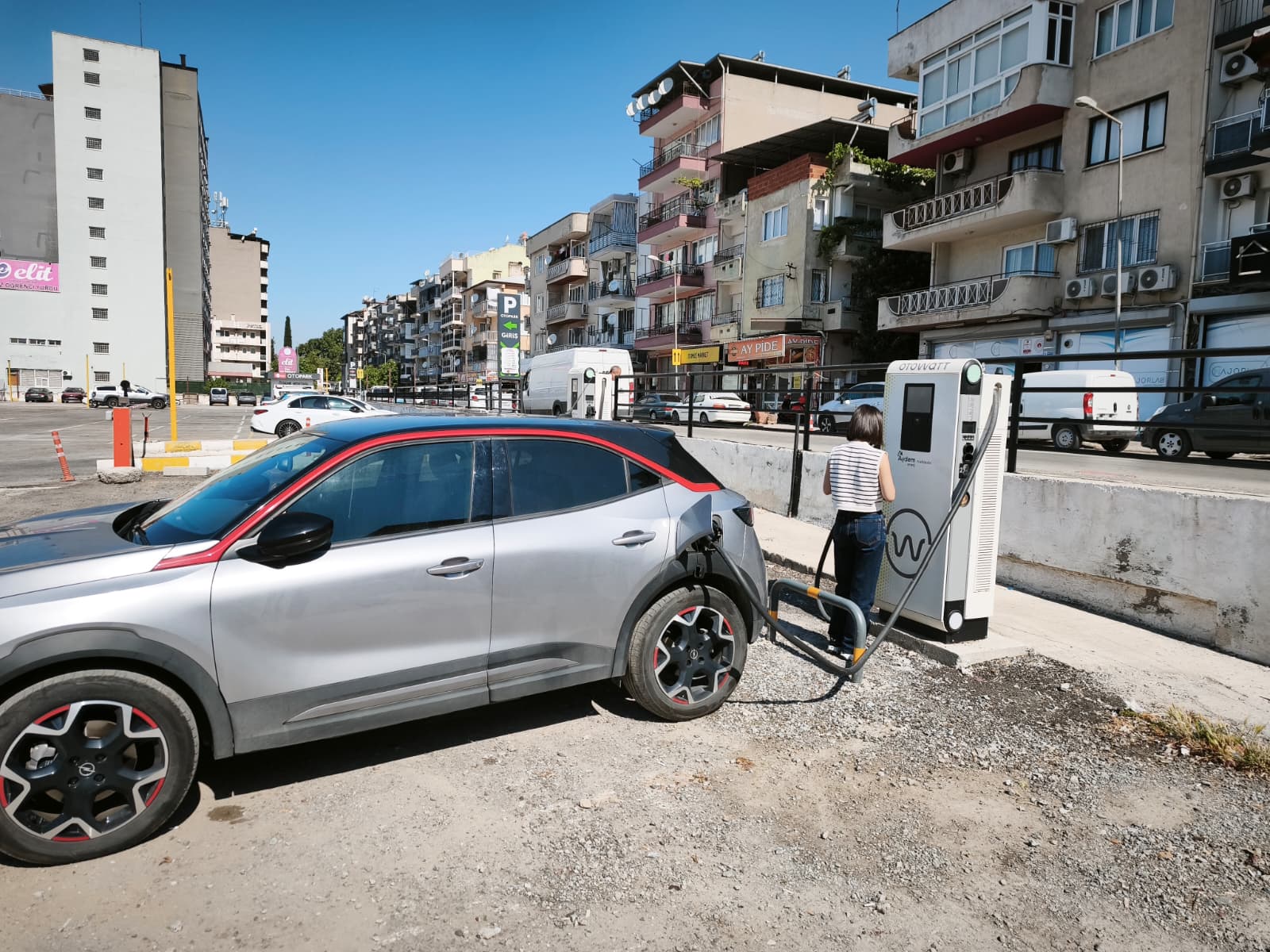 Efeler Belediyesi, kentte uzun yıllardır yaşanan otopark sorununa çözüm üretirken,