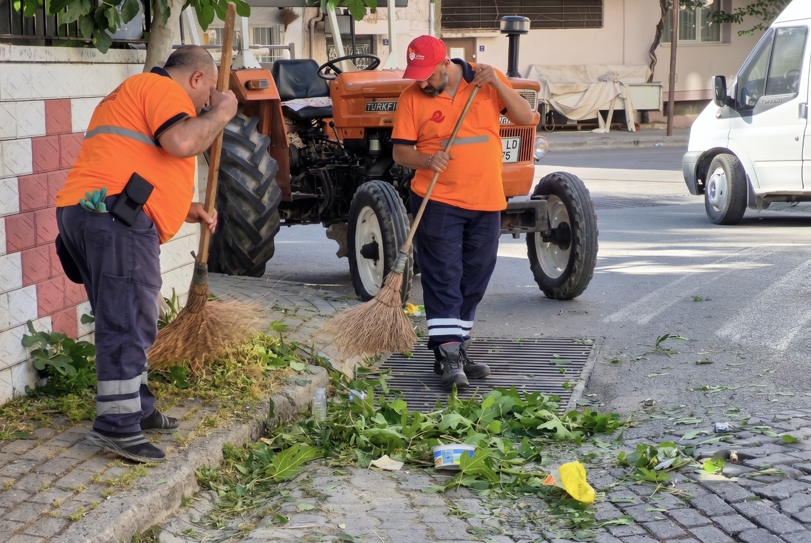 Efeler Belediyesi, Kemer Mahallesi’nde yabani ot temizliği ve çevre düzenleme