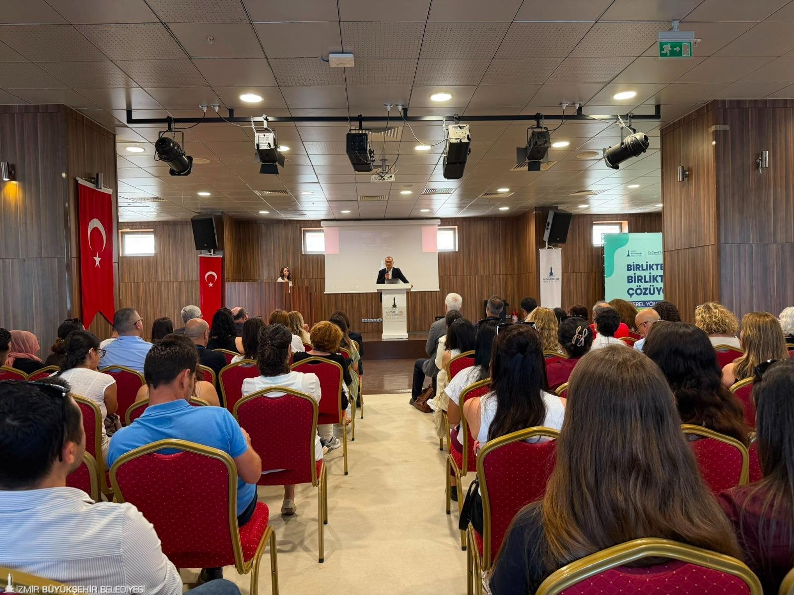 İzmir Büyükşehir Belediyesi'nin düzenlediği çalıştayda evde bakım hizmetlerinin kapsamı ve