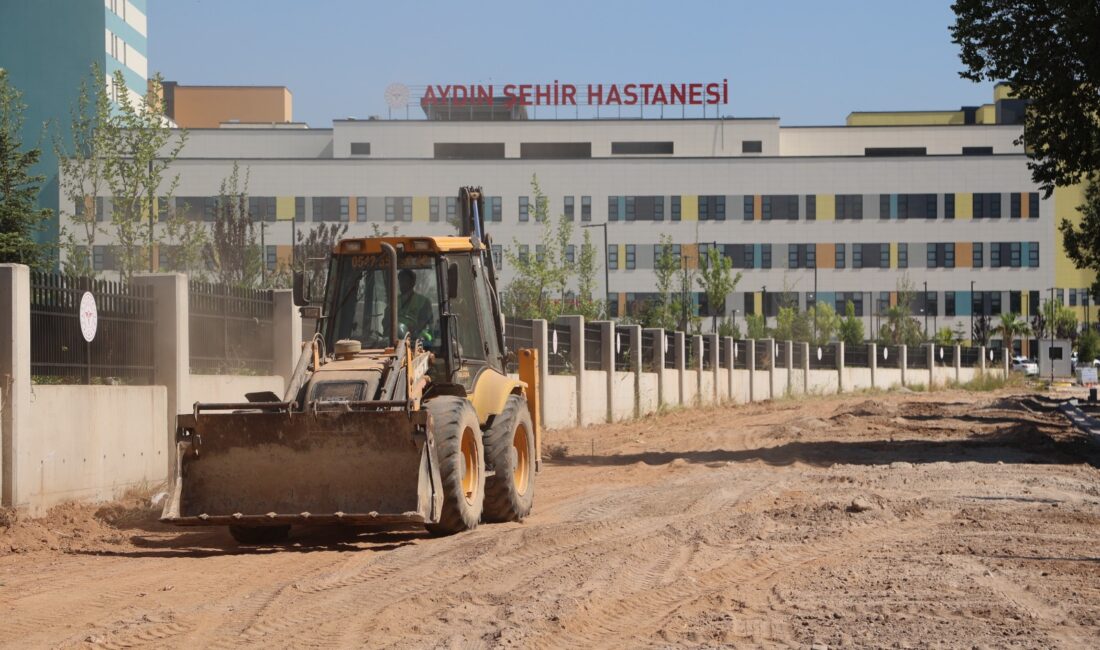 Efeler’de Şehir Hastanesi yolunda çalışmalar başladı: Ulaşım daha güvenli hale gelecek Efeler Belediyesi, Aydın Şehir Hastanesi yolunda parke taşı döşeme çalışmaları