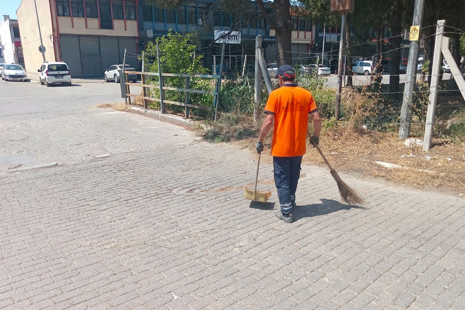 Efeler Belediyesi Temizlik İşleri Müdürlüğü ekipleri, ilçe genelinde sürdürdüğü temizlik