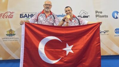 İzmir Büyükşehir Belediyesi’nin özel sporcularından Alper Öztürk, Bulgaristan’da düzenlenen Down