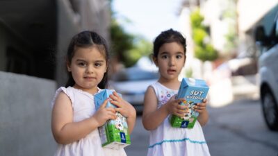 İzmir Büyükşehir Belediyesi'nin ihtiyaç sahibi ailelerin çocuklarına yönelik sürdürdüğü Süt