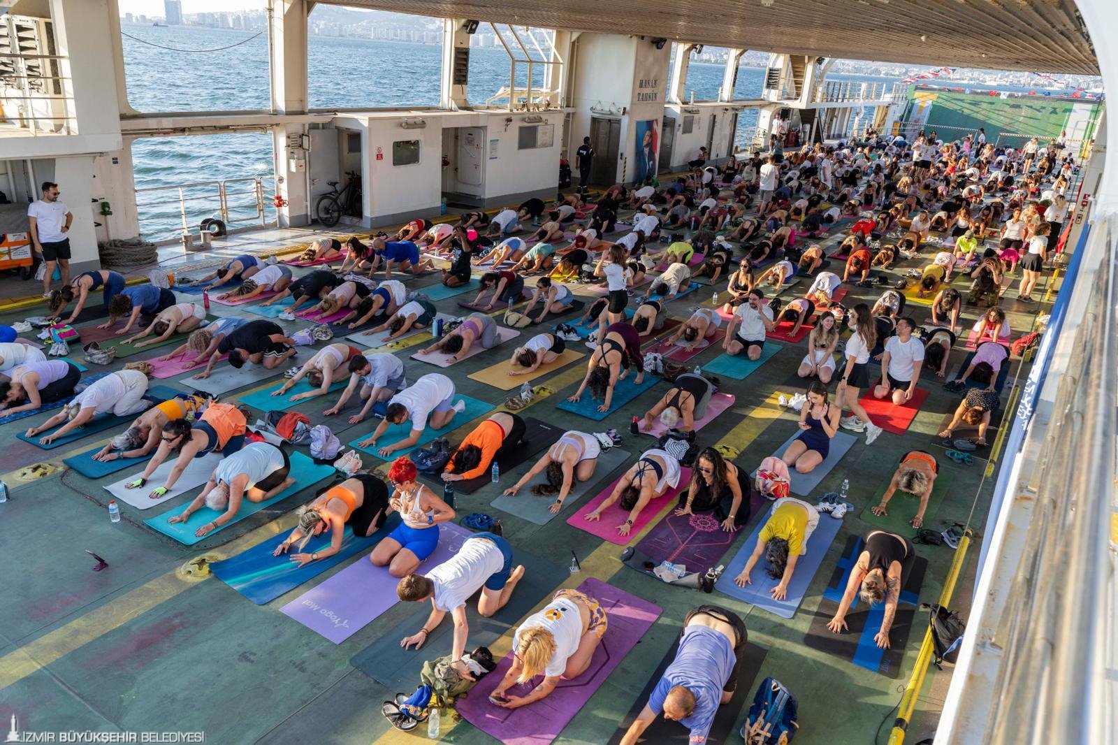 İzmir Büyükşehir Belediyesi'nin Dünya Yoga Günü kapsamında düzenlediği vapurda yoga