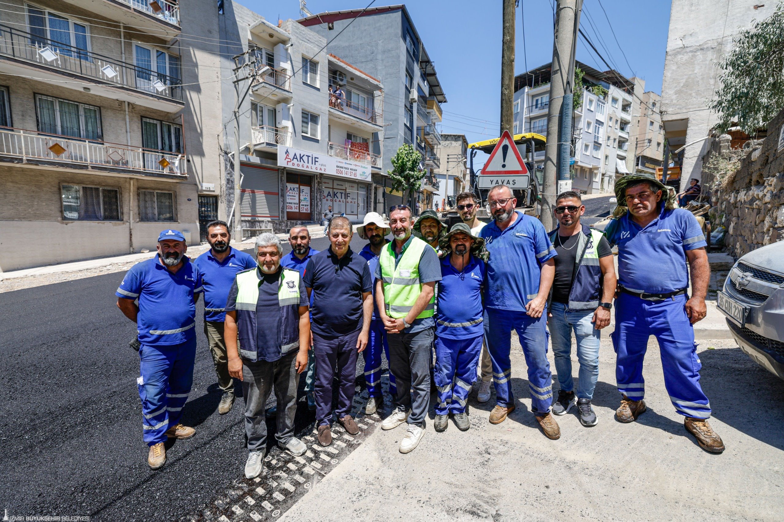 Cemil Tugay, Konak ve Karşıyaka'da yürütülen asfalt çalışmalarını yerinde inceledi.