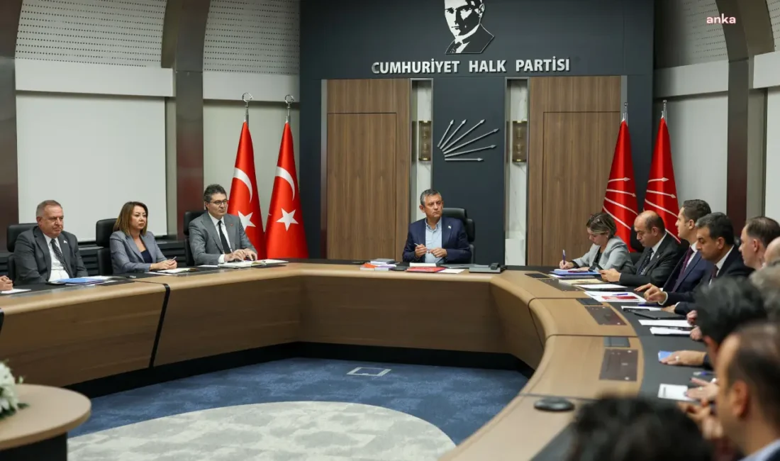 Özgür Özel’den kritik MYK hamlesi: CHP yönetimine 5 yeni isim, İzmir’den Murat Bakan da listede CHP Genel Başkanı Özgür Özel, genişletilmiş MYK toplantısına 5 ismi