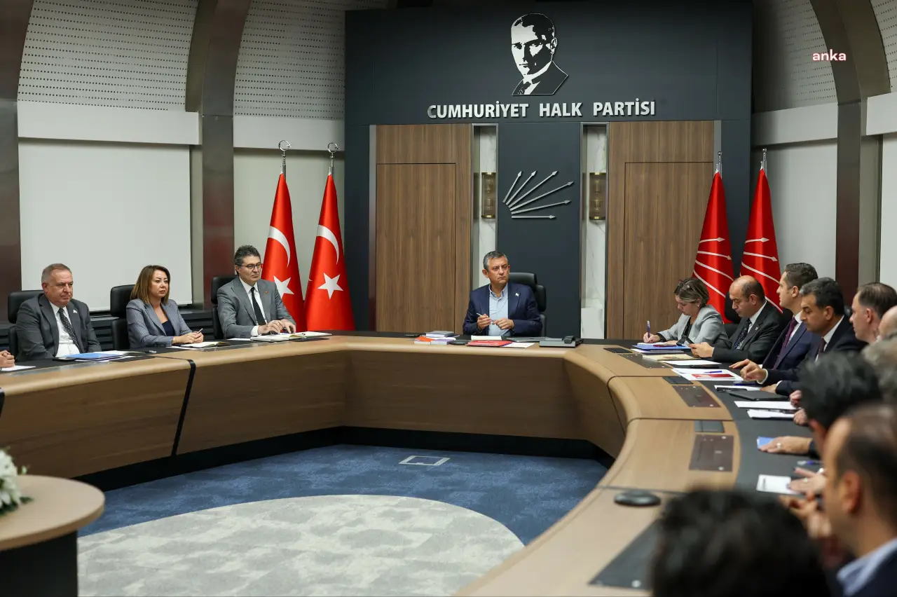 CHP Genel Başkanı Özgür Özel, genişletilmiş MYK toplantısına 5 ismi