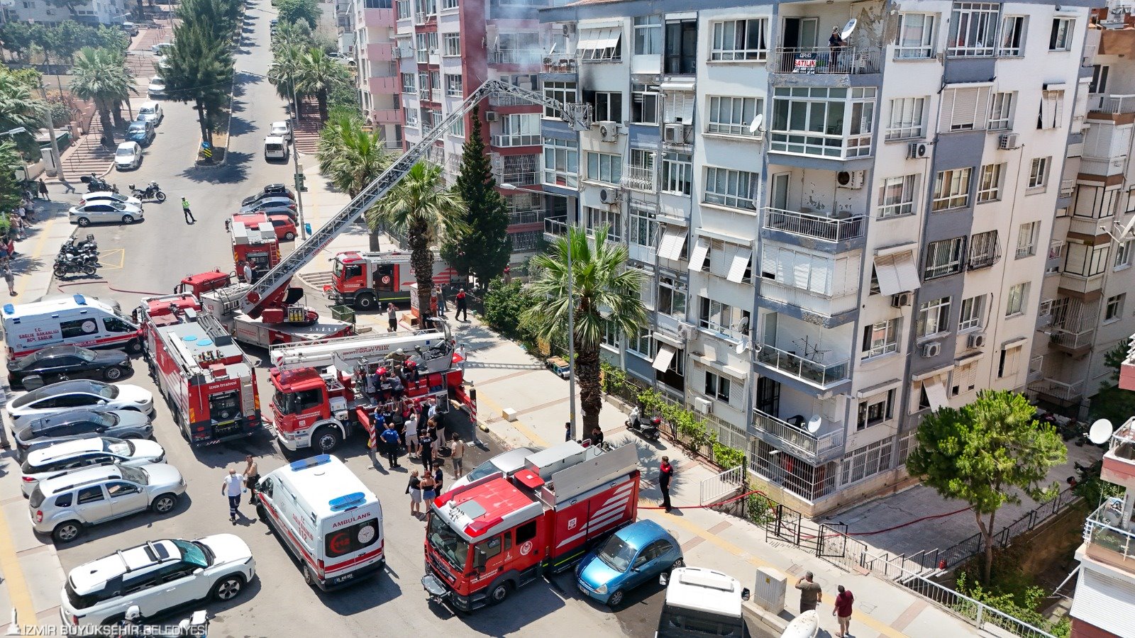 Karabağlar'ın Üçkuyular Mahallesi'nde 7 katlı bir apartmanın 6. katında çıkan