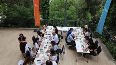 İzmir Şato’da düzenlenen “Şehrin Panoları” etkinliğinde, seramik panoların sanat, mimarlık