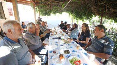 Karşıyaka Belediye Başkanı Yıldız Ünsal, Sancaklı köyünü ziyaret ederek vatandaşlarla