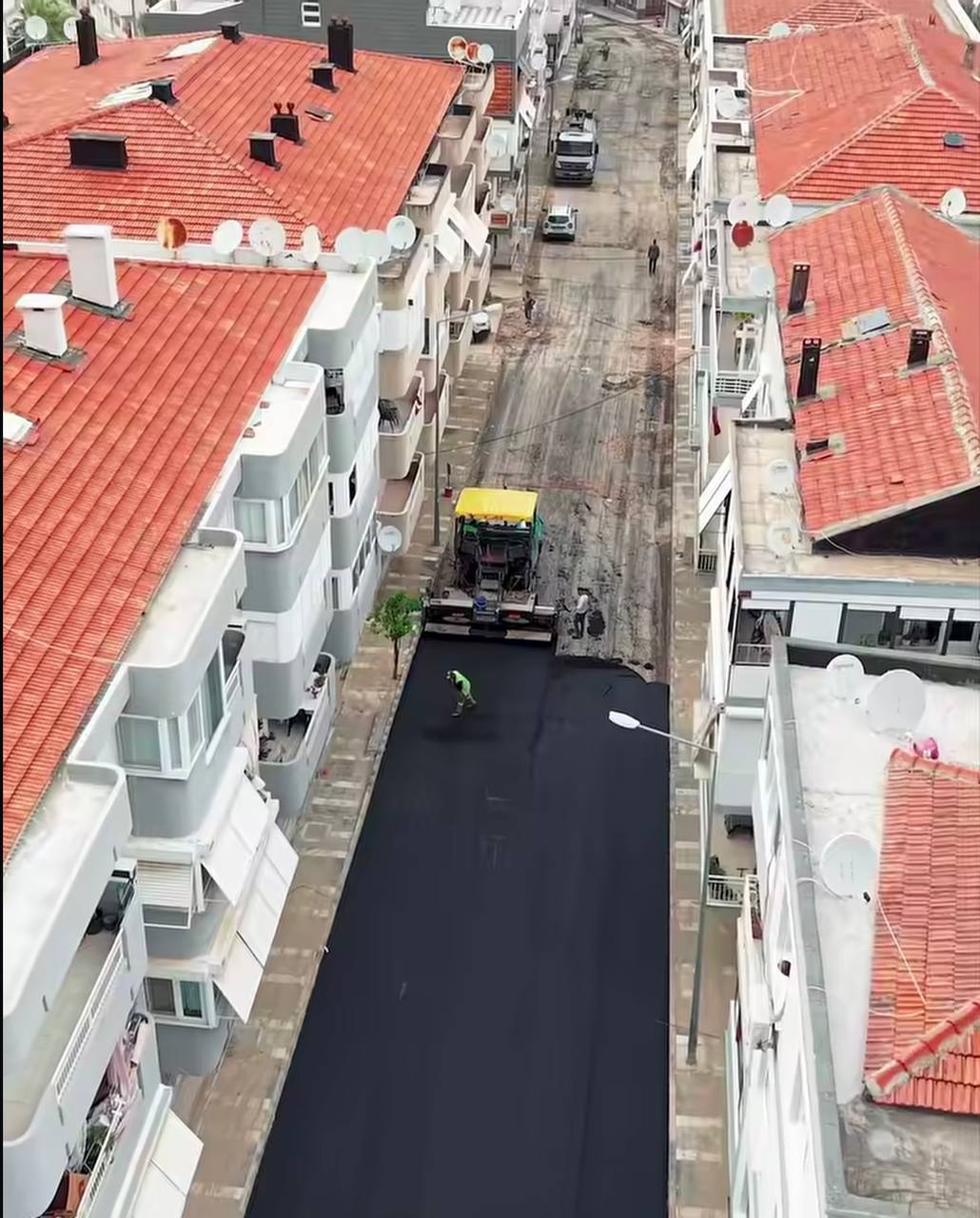 Balçova Belediyesi, 3. etap asfaltlama çalışmaları kapsamında Çamlıca Sokak’ta yol,