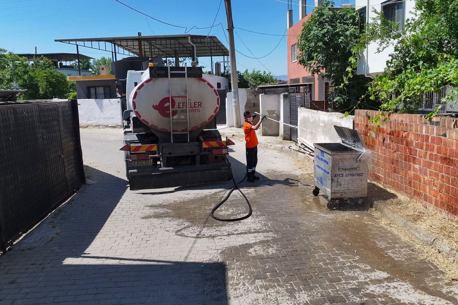 Efeler Belediyesi ekipleri, Ovaeymir Mahallesi’nde kapsamlı temizlik çalışması gerçekleştirdi. Cadde,