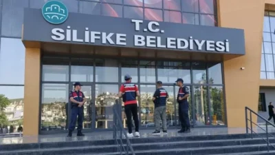 Mersin'in Silifke ilçesinde belediyeye yönelik jandarma operasyonu düzenlendi. Operasyon kapsamında