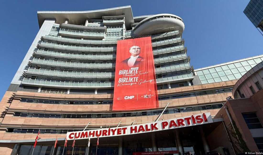 CHP’de kritik gelişme: 9 vekilin üyelik kaydı Yargıtay’dan silindi Kesin ihraç istemiyle YDK'ya sevk edilen 9 CHP milletvekilinin parti