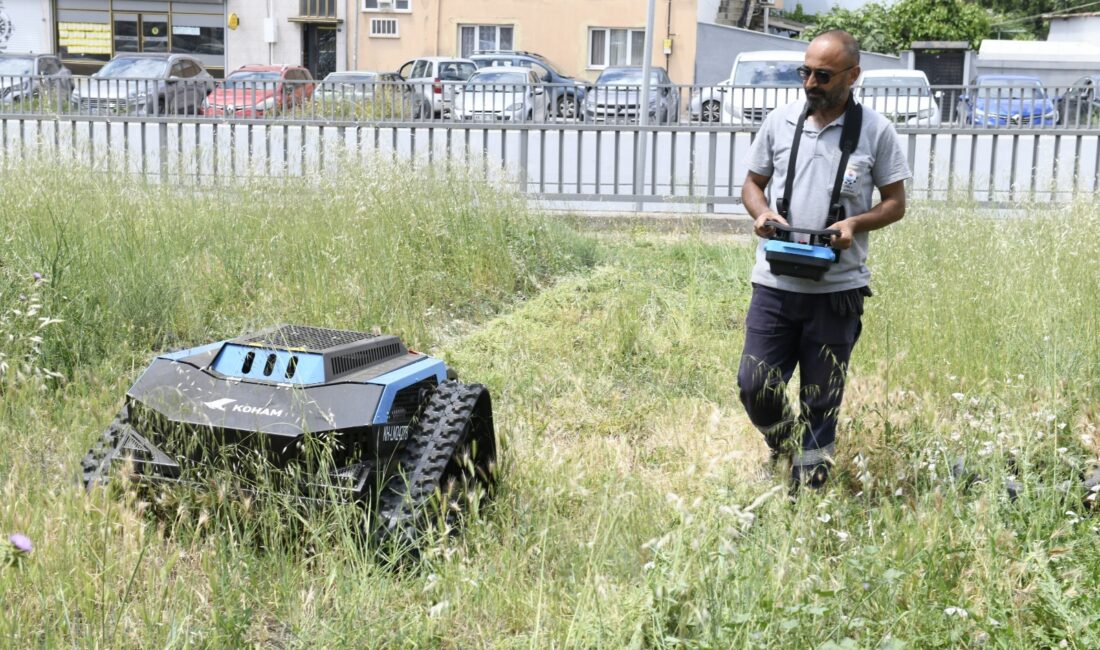Çiğli’de ot biçme robotu sahaya indi! İlk görevine başladı Çiğli Belediyesi, Park ve Bahçeler Müdürlüğü bünyesine kazandırdığı ot biçme