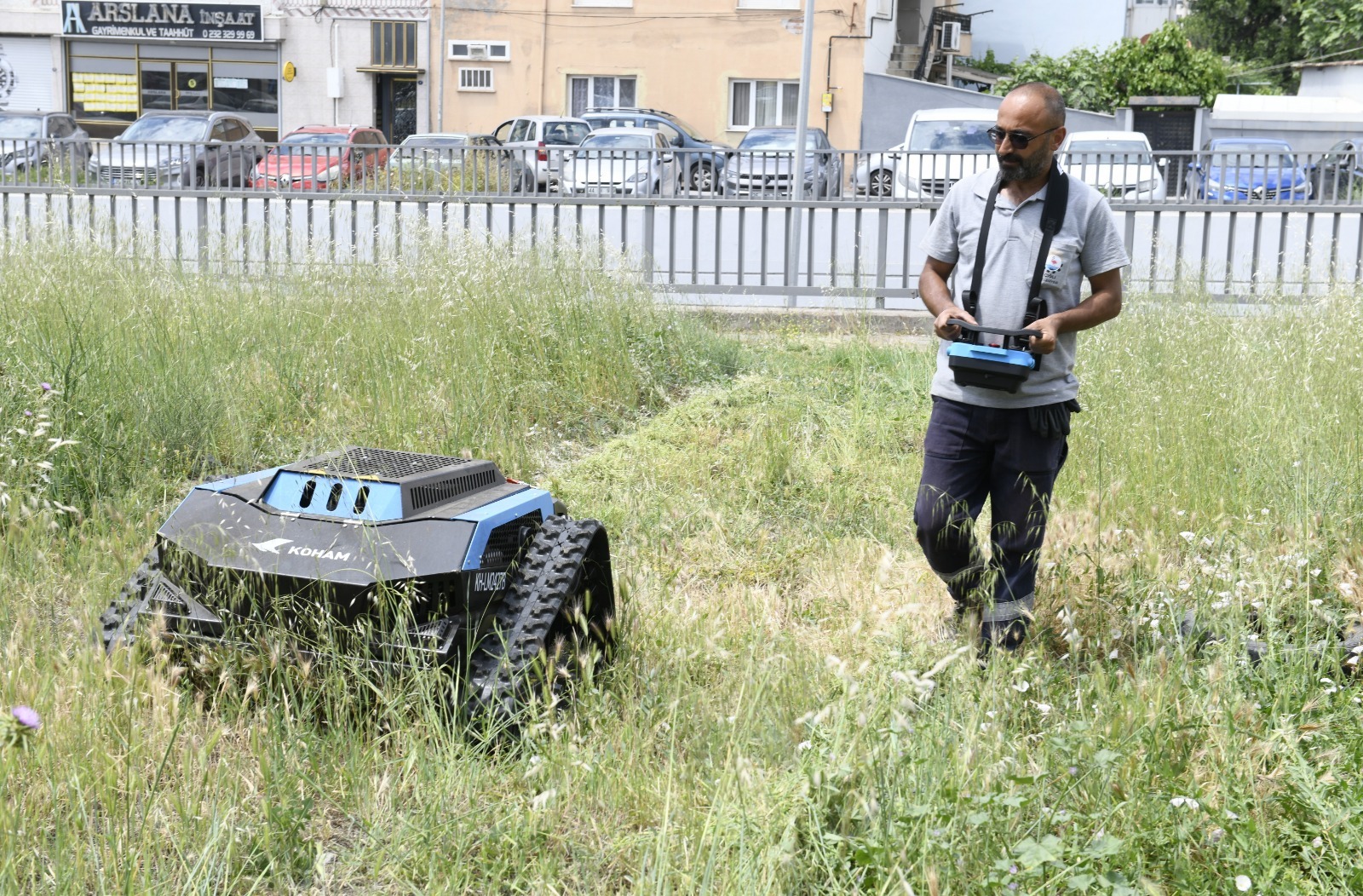 Çiğli Belediyesi, Park ve Bahçeler Müdürlüğü bünyesine kazandırdığı ot biçme