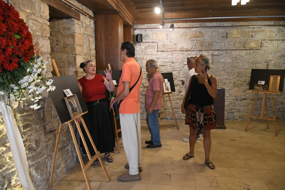 Kuşadası Belediyesi İbramaki Sanat Galerisi’nde açılan "Doğadan Tabloya Dönüşenler: Doğa
