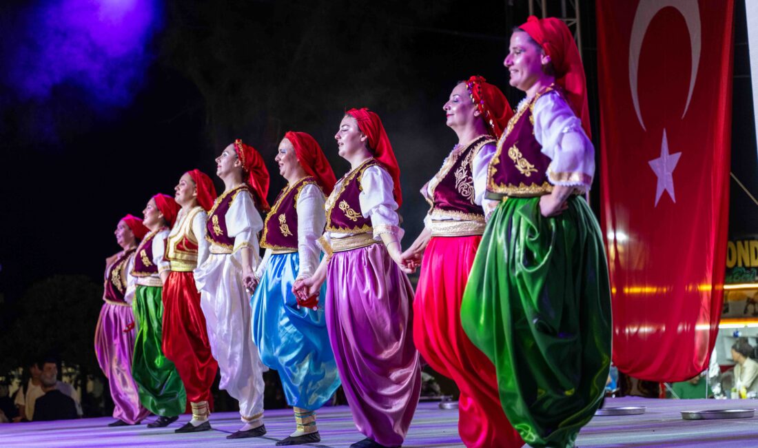 Kaşıkların ritmi Bornova’yı sardı: Festival yoğun ilgi gördü Bornova Belediyesi’nin düzenlediği 5. Halk Dansları Festivali, “Kaşıkların Ritmi” temasıyla