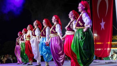 Bornova Belediyesi’nin düzenlediği 5. Halk Dansları Festivali, “Kaşıkların Ritmi” temasıyla