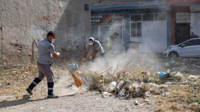 Bornova Belediyesi, daha temiz bir kent hedefiyle başlattığı periyodik temizlik