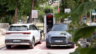 Bayraklı Belediyesi, elektrikli araç kullanımını teşvik etmek amacıyla ilçenin 10