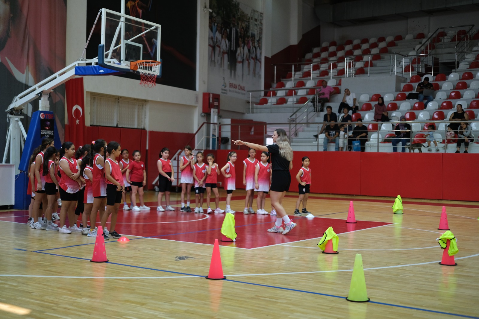 Bayraklı Belediyesi’nin her yıl binlerce vatandaşı sporla buluşturduğu spor okullarında