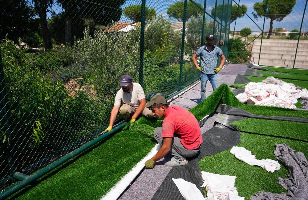 Çeşme’ye yeni spor yatırımı: Padel ve pickleball kortları açılıyor Çeşme Belediyesi, ilçe genelindeki parklar, halı sahalar ve spor alanlarında