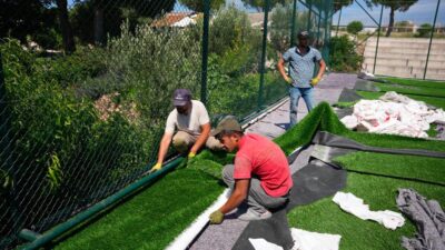 Çeşme Belediyesi, ilçe genelindeki parklar, halı sahalar ve spor alanlarında