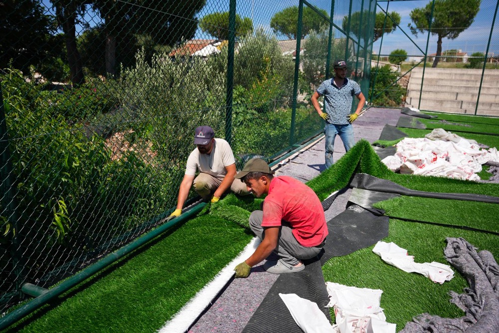 Çeşme Belediyesi, ilçe genelindeki parklar, halı sahalar ve spor alanlarında