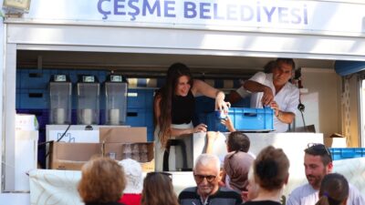Çeşme Belediyesi tarafından Muharrem ayı dolayısıyla düzenlenen aşure etkinliğinde yüzlerce
