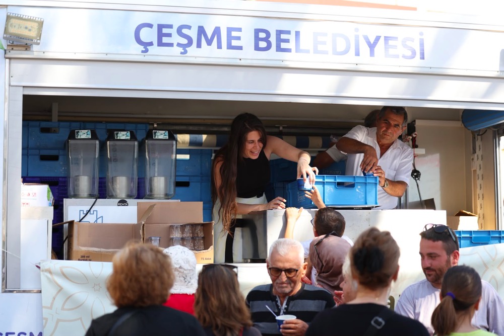 Çeşme Belediyesi tarafından Muharrem ayı dolayısıyla düzenlenen aşure etkinliğinde yüzlerce