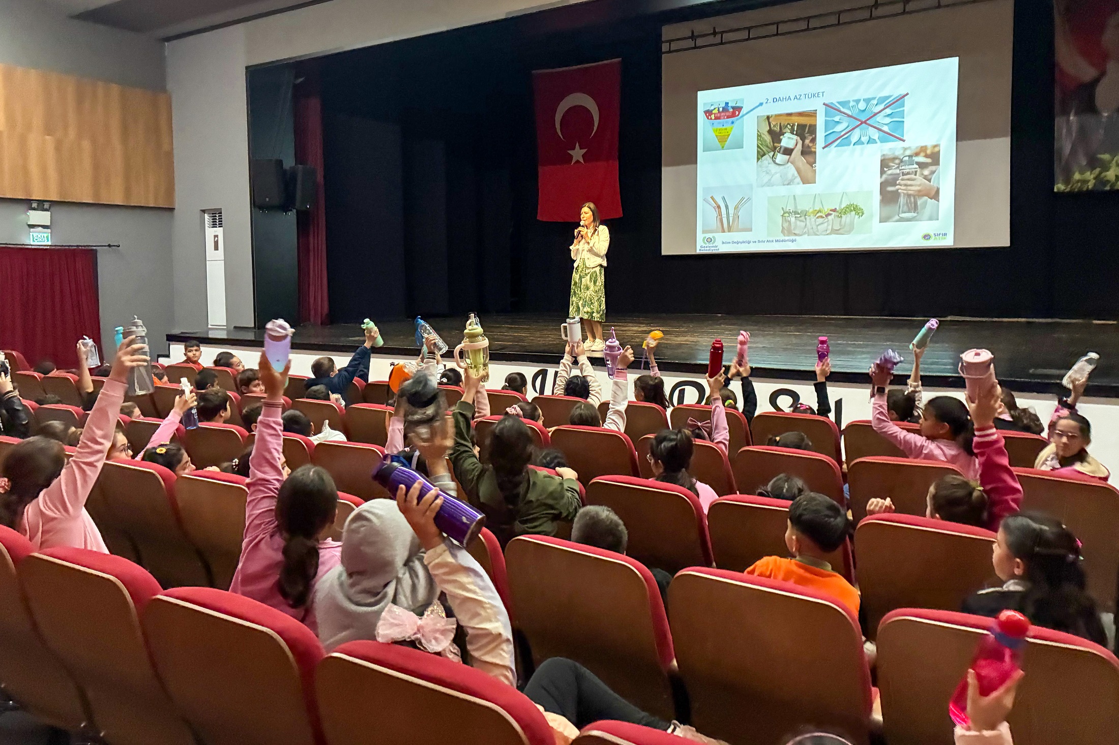 Gaziemir Belediyesi’nin “İklimi değil, kendini değiştir” sloganıyla yürüttüğü Geri Dönüşüm
