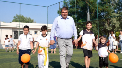 Seferihisar Belediyesi, çocukların ve gençlerin yaz tatilini sporla değerlendirmesi amacıyla