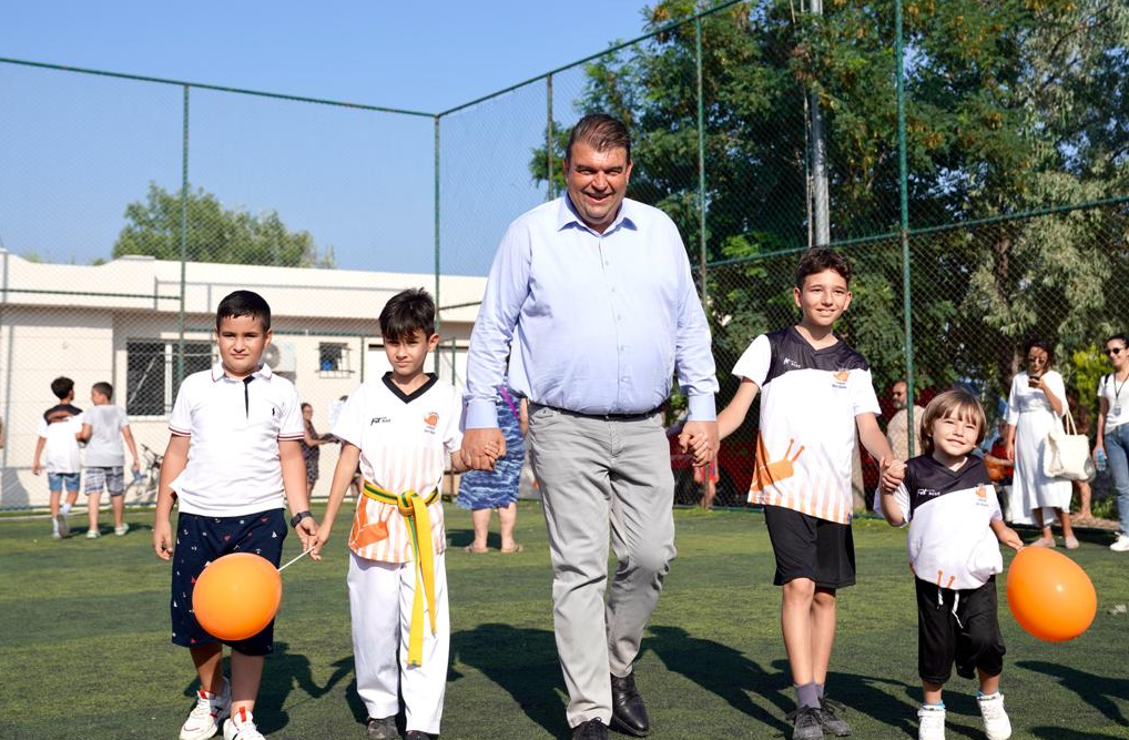 Seferihisar Belediyesi, çocukların ve gençlerin yaz tatilini sporla değerlendirmesi amacıyla