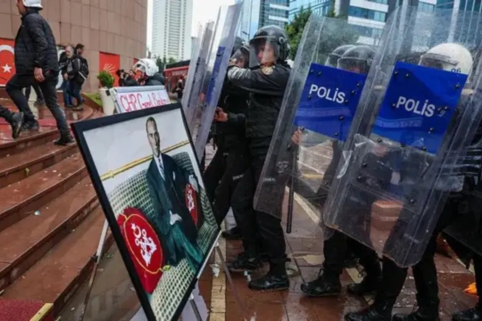 İzmir’den 7 milletvekili yer aldı: “Derhal kurultay” diyenlerin sayısı 307’ye yükseldi CHP'nin 38. Olağan Kurultayı'na yönelik 'mutlak butlan' kararı sonrası 7'si