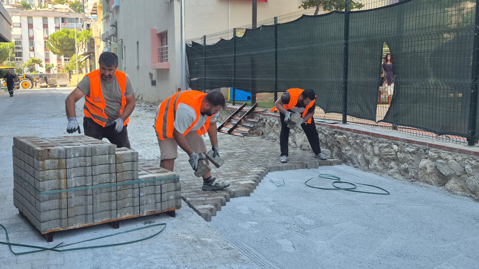 Kuşadası Belediyesi, kent genelinde yürüttüğü üstyapı yatırımlarına aralıksız devam ediyor.