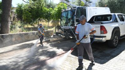 Kuşadası Belediyesi, temizlik filosuna kattığı yeni nesil Bucher aracını hizmete