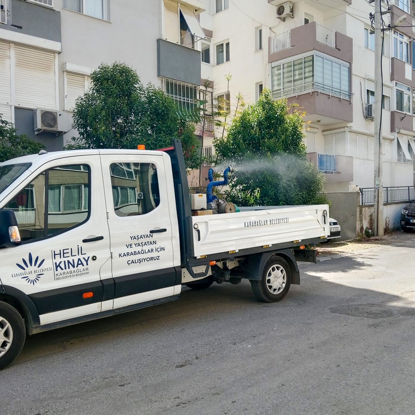 Karabağlar Belediyesi, kış aylarında devam ettiği ilaçlama çalışmalarını yaz aylarının