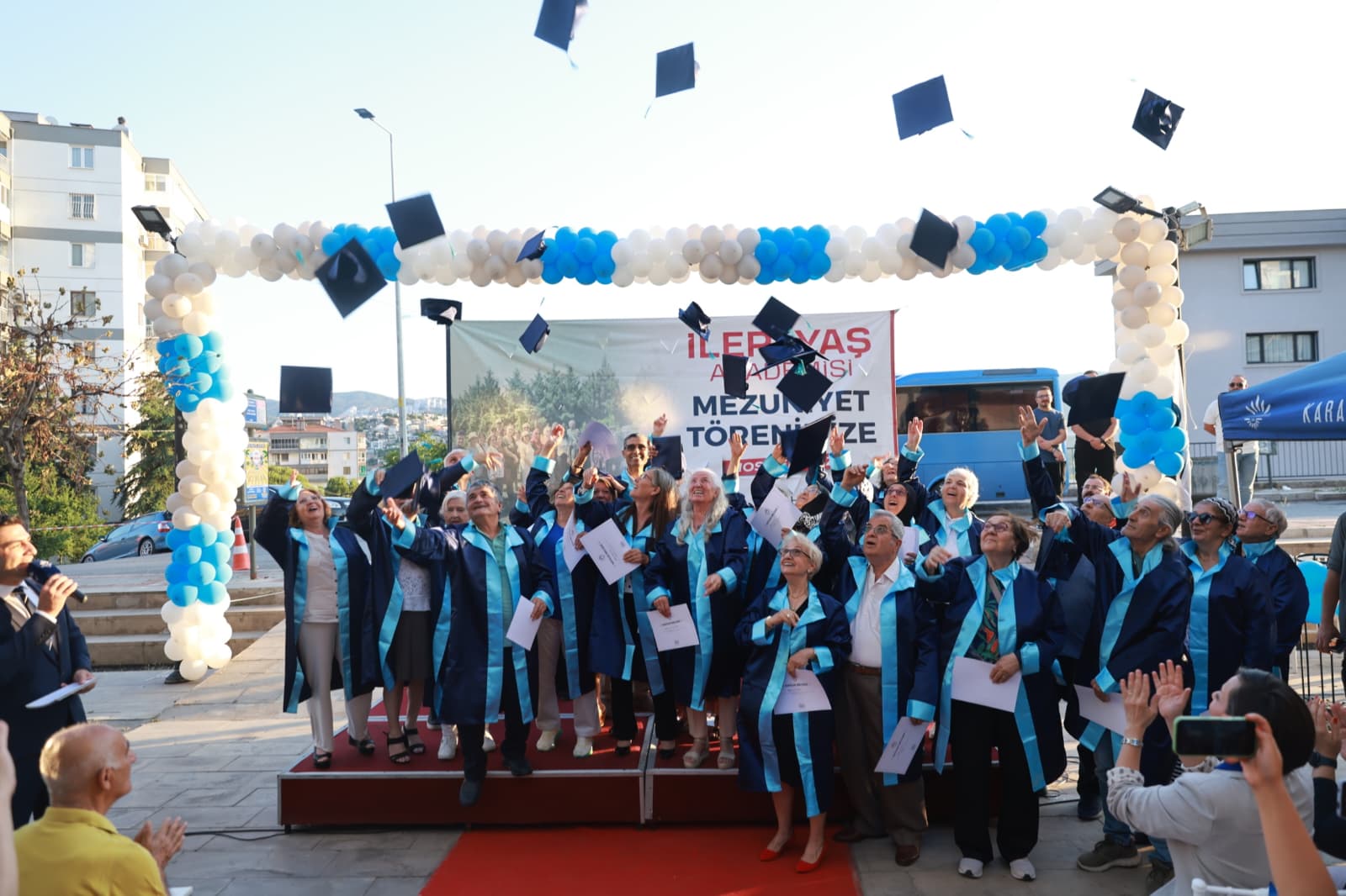 Karabağlar Belediyesi tarafından 60 yaş ve üzeri vatandaşların aktif yaşlanmalarını