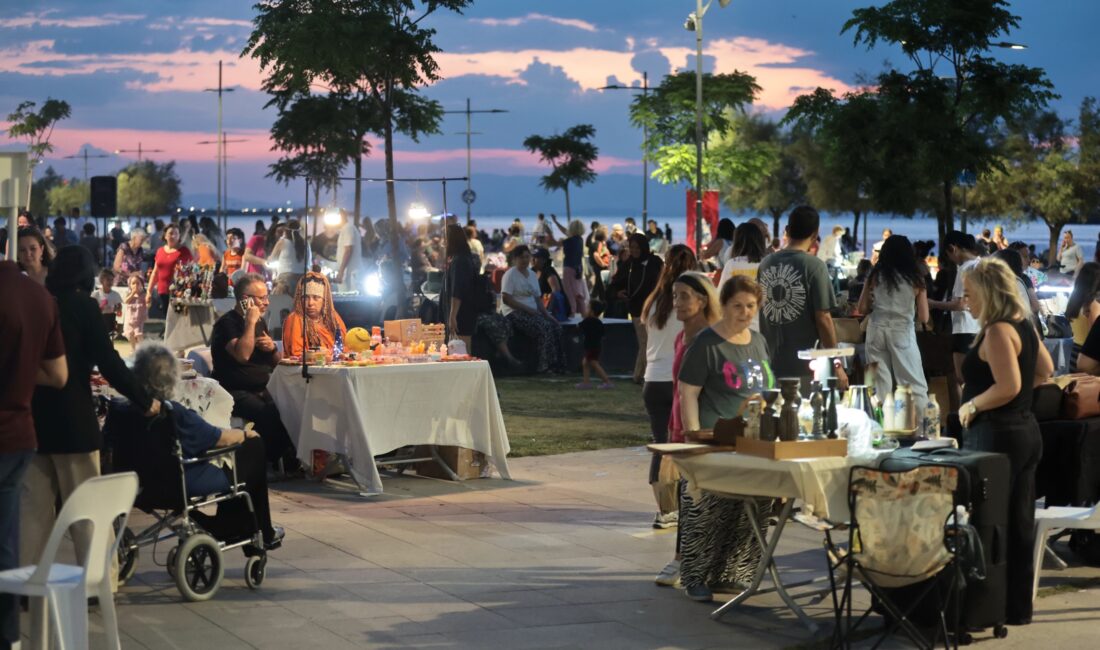 Konak Belediyesi’nin kadın üreticilere destek olmak amacıyla düzenlediği Gece Kermesi,