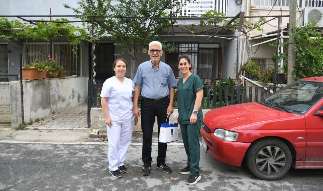 Kuşadası Belediyesi, evde bakım hizmeti verdiği vatandaşları Babalar Günü'nde ziyaret