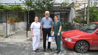 Kuşadası Belediyesi, evde bakım hizmeti verdiği vatandaşları Babalar Günü'nde ziyaret