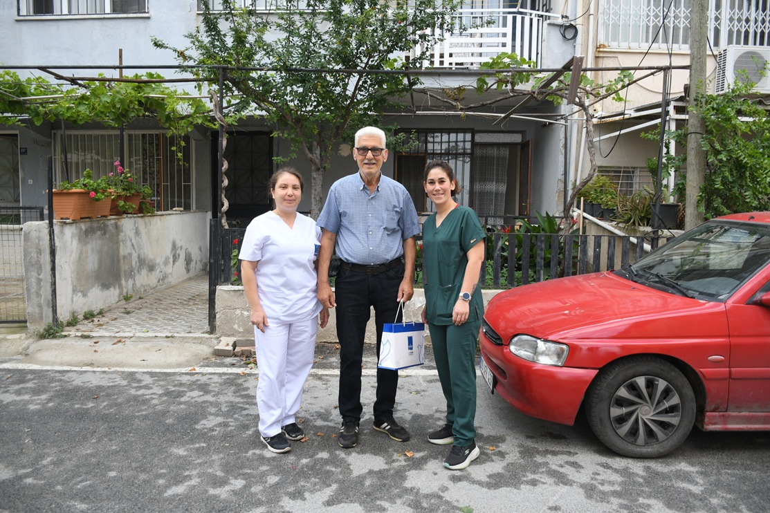 Kuşadası Belediyesi, evde bakım hizmeti verdiği vatandaşları Babalar Günü'nde ziyaret