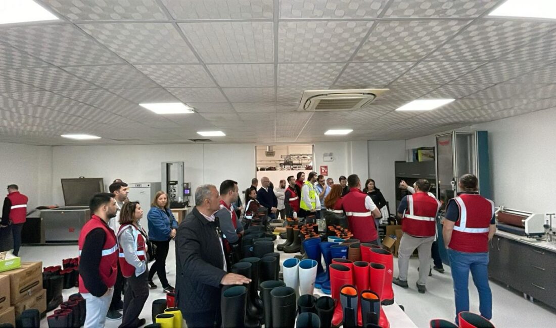 Manisa’da iş güvenliği seferberliği: Uzmanlar sahaya indi Manisa Büyükşehir Belediyesi, iş güvenliği uzmanlarına yönelik kişisel koruyucu donanım
