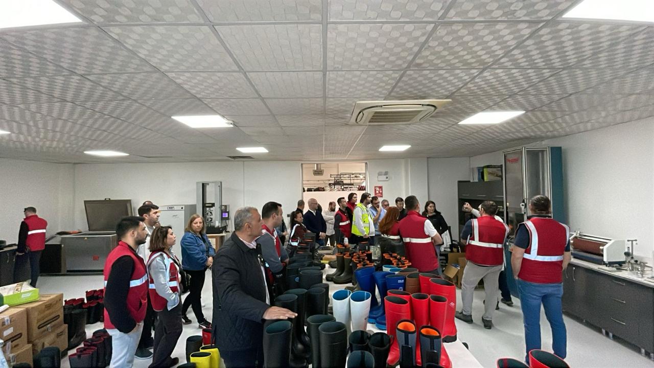 Manisa Büyükşehir Belediyesi, iş güvenliği uzmanlarına yönelik kişisel koruyucu donanım