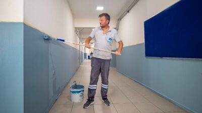 Narlıdere Belediyesi, yaz tatilinin başlamasıyla birlikte ilçedeki okullarda boya, badana