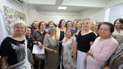 Karabağlar Belediyesi Nokta İleri Yaş Alma Merkezi’nde yürütülen eğitim, sosyal