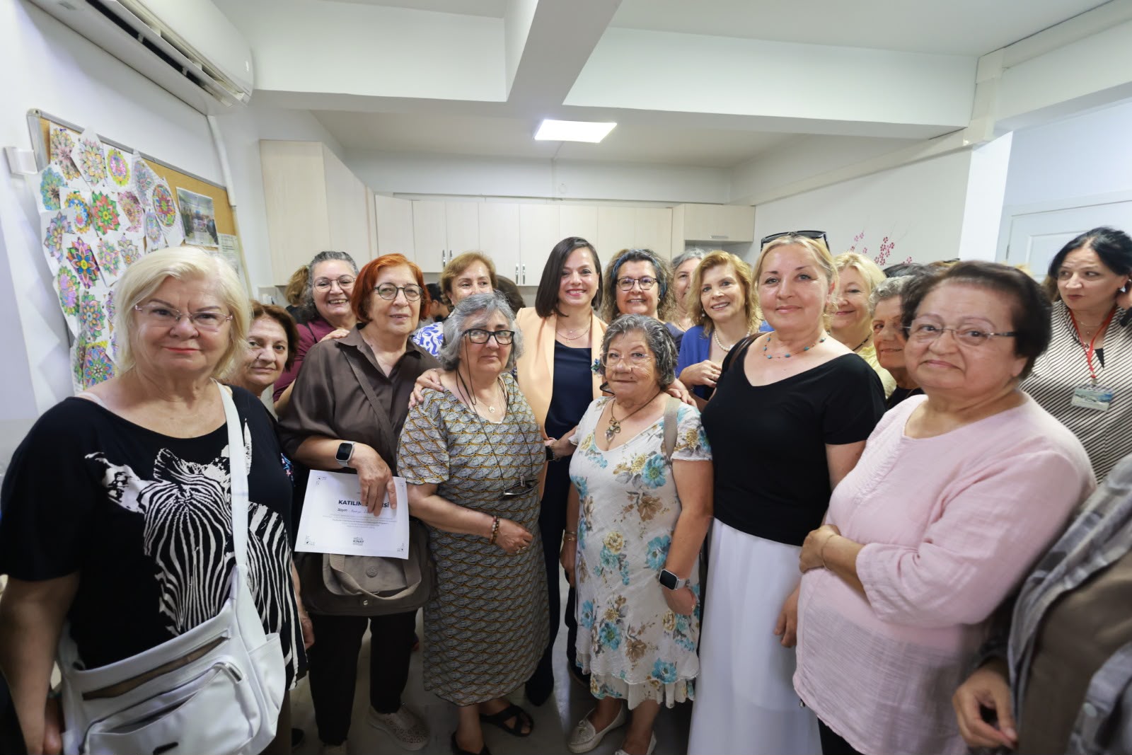 Karabağlar Belediyesi Nokta İleri Yaş Alma Merkezi’nde yürütülen eğitim, sosyal